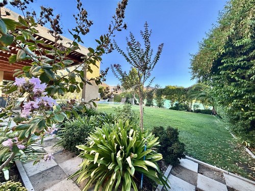 Casa En Venta De 5 Dorm. Piedra Roja Chicureo Colina