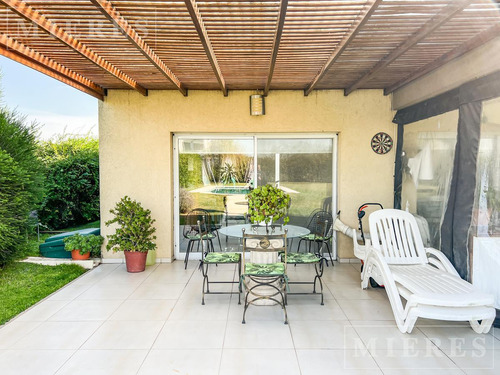 Casa En Venta Sobre Lote Interno En San Sebastián Área 12