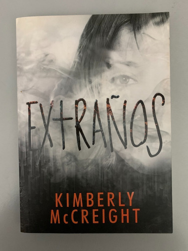 Libro Extraños - Kimberly Mccreight