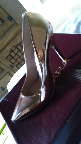 Zapatillas. Color Vino & Dorado Claro