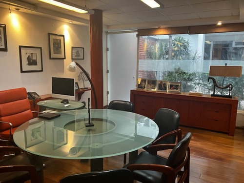 Edificio De Oficinas De Tres Niveles, Con Excelente Ubicación