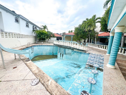 Villa En Venta De 6 Habs Con Enorme Piscina En San Francisco De Macoris