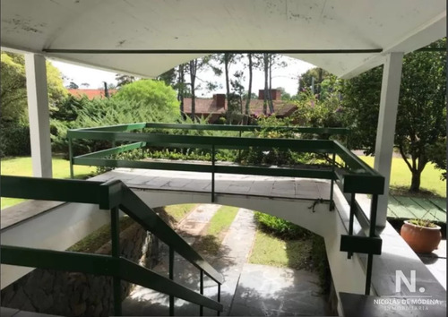 Venta De Casa 5 Dormitorios En El Golf