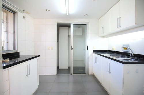 Imagen 14 de 26 de Excelente Oportunidad !! Apartamento En Pleno Malvin 118 M2 - 2d / 2b - Con Garage Y Patio. Edificio Con Piscina, Solarium, Parrillero Y Gym