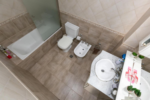 Casa 5 Ambientes Con Cochera, Fondo Libre Con Pileta Y Quincho