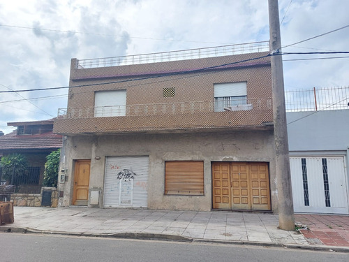 Casa En Venta Con Jardín Y Local San Justo