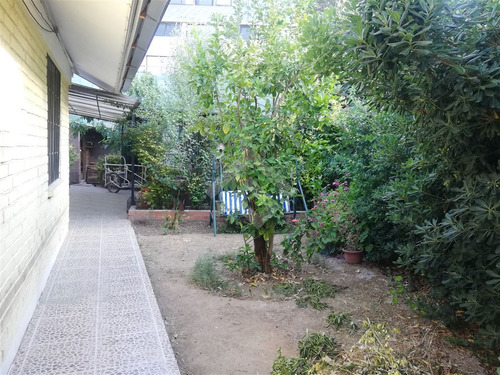 Casa En Venta De 5 Dorm. En Las Condes