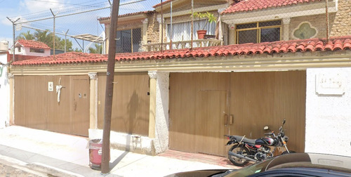 Casa En Remate Bancario En Calz. De Los Pirules, Granja, Zapopan, Jalisco (60% Descuento, Excelente Plusvalía) ¡gran Oportunidad De Inversión! - Sk12