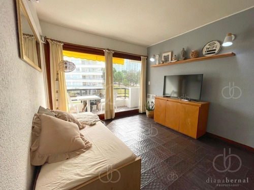 Imagen 2 de 14 de Apartamento En Venta A Una Cuadra Del Mar, Reciclado Y Con Parrillero Propio.