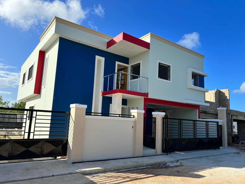 Casa Nueva Ubicada En El Residencial Las Palmas, La Romana