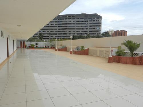 Bello Apartamento. Balcon. Frente Cc La Vela. Costa Azul