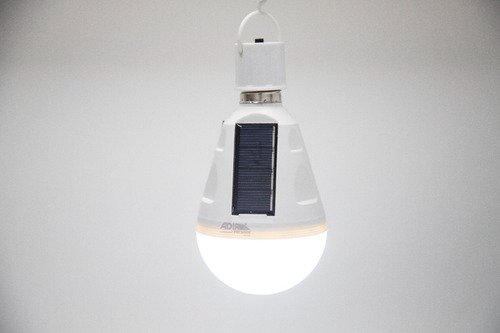 Foco Recargable Lampara Con Panel Solar 9w Adir 10724 Luz Blanco