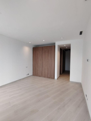 Extraordinario Y Distintivo Apartamento A La Venta En Las Mercedes.