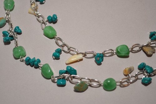 Imagen 2 de 2 de Collar Cadena Doble De Metal Plateado Y Piedras Naturales
