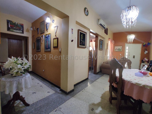 Casa En Venta En Maracay Urb Las Delicias Santa Rita Rah 25-10984 Meglisf