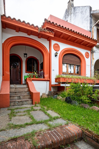 Hermosa Casa En Pocitos, 4 Dormitorios 3 Baños, Uno En Suite, Jardín. Garaje. Amplias Habitaciones. Calle Muy Tranquila. Oportunidad.