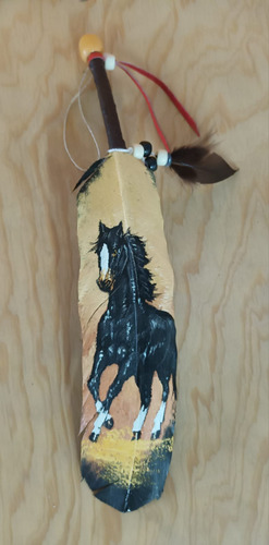 Pluma De Ganzo Y Un Caballo Pintado A Mano Con Pintura Oleo