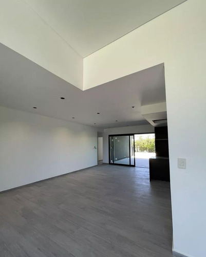 Casa En Venta - 3 Dormitorios 4 Baños - 508mts2 - Benavidez