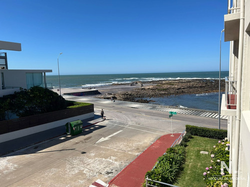 En La Península Departamento De 2 Dormitorios Con Vista Al Mar Y Garaje En Venta