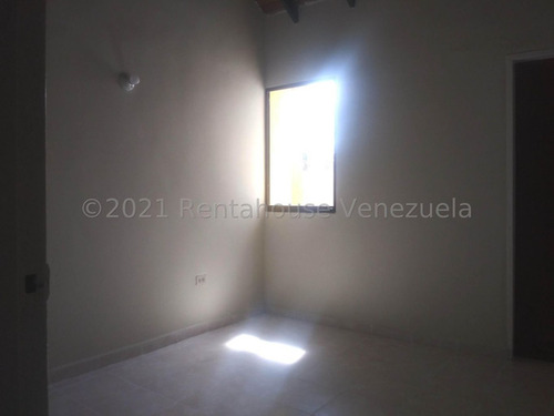 Imagen 3 de 11 de Eloisa Mejia Rentahouse Vende Townhouse En Tazajal Naguanagua 22-13419