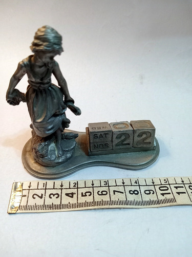 Estatuilla Original Con Calendario En Inglés Gris Oscuro (Usado)