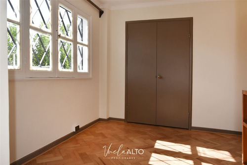 Casa En Venta De 4 Dorm. En Ñuñoa / Pasaje Abierto