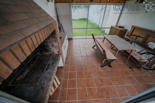 Duplex De 4 Ambientes Quincho, Jardin Y Cochera Para 2 Autos