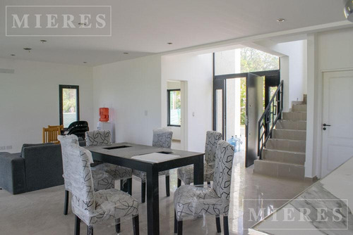Impecable Casa De Dos Plantas En Construccion En Lagoon Pilar