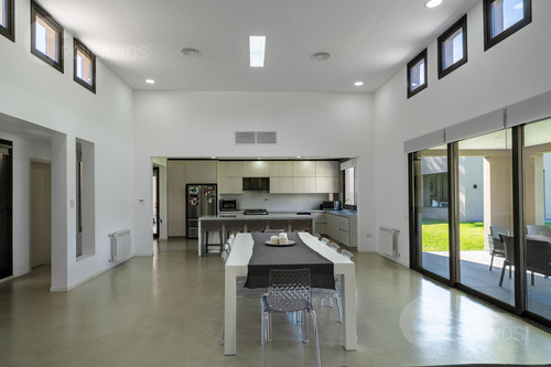 Venta Casa 9 Amb 7000 M2 Chacras De Open Door