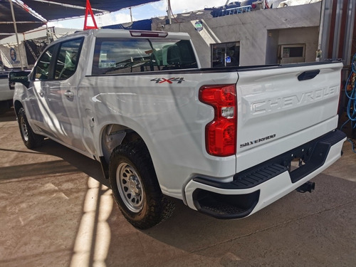 Imagen 4 de 13 de Chevrolet Silverado 2020 5.4 2500 Cab Dob Ls On Star 4x4 At