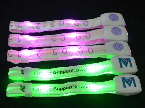 Imagen 7 de 10 de Pulseras Con Luz Led Y Logo Brazaletes Para Fiesta Concierto