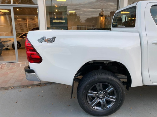 Imagen 14 de 15 de Toyota Hilux D/cabina 2.8 Tdi Sr 4x4 0km My2023 C/ Crucero
