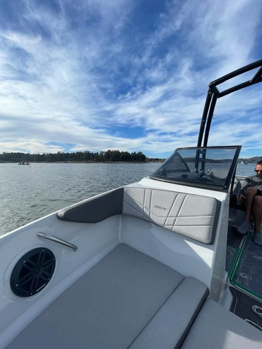 Lancha Victoria Valentino 212 Con Evinrude 150 G2 Año2023