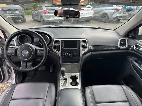 Jeep Grand Cherokee Laredo V6 4x2 At