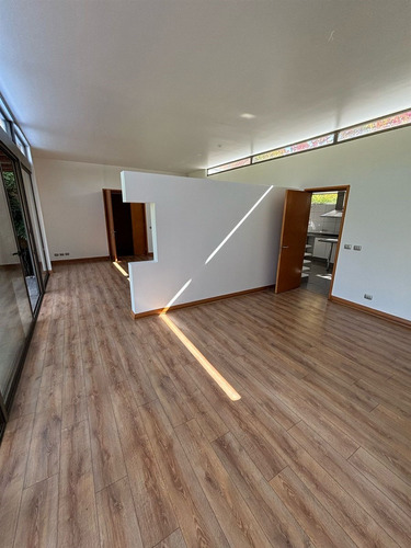 Casa Exclusiva En Arriendo De 6 Dorm. En Lo Barnechea
