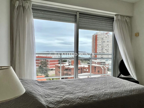 Mansa, Apartamento De 3 Dormitorios Más Dependencia