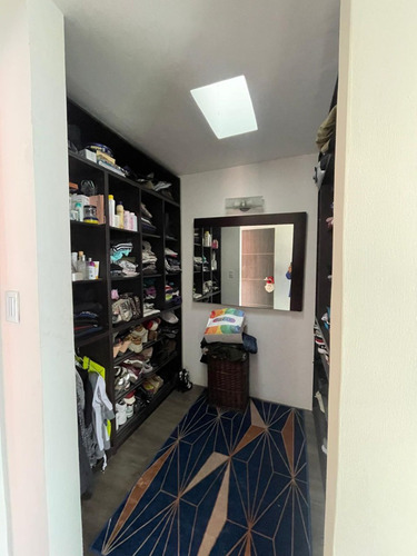 Se Vende Hermosa Y Moderna Quinta En Alto Prado - Caracas De 500 M2 De Terreno. (a.v)