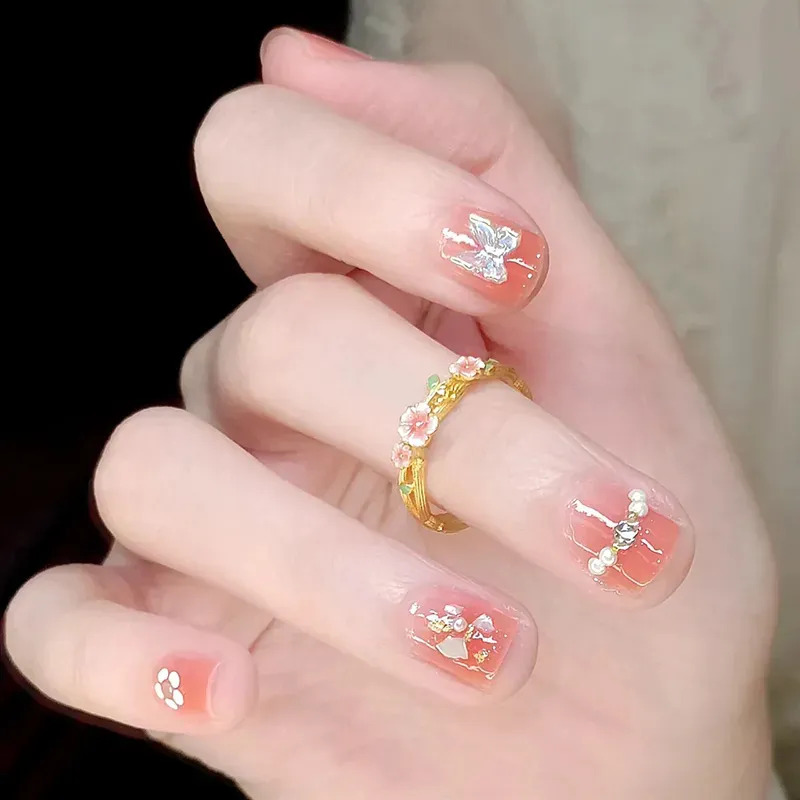MOEOFUE Uñas Postizas Decoradas Jardín de Mariposas 30 Piezas Uñas Soft Gel Gradiente Rosa Coral Con Mariposas Diamantes Perlas Brillante Press On Adheribles