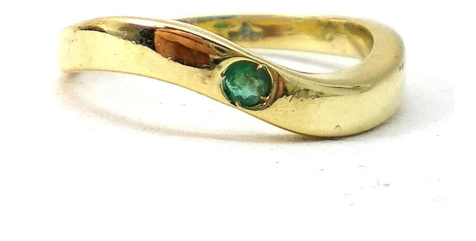 Anillo De Oro 18 Kt Y Esmeralda Natural
