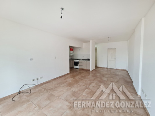 Imagen 10 de 18 de Departamento De 1 Amb. En Alquiler Al Frente Con Balcón. Sum Y Piscina