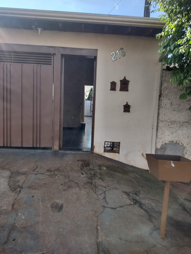 Casa Com 2 Quartos, 1 Banheiro, Garagem Coberta E Lavanderia