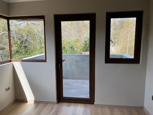 Casa En Arriendo De 4 Dorm. En Pucón