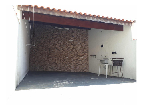 Casa 3 Quartos, Um Banheiro E 2 Vagas De Garagem