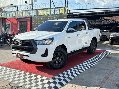 Toyota Hilux Srv 2.4 4x4 Mt Euro 6 Publica