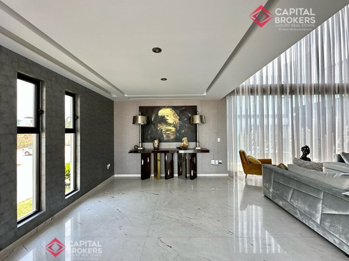 Casa En Venta De Lujo En Villa Verona Con Alberca