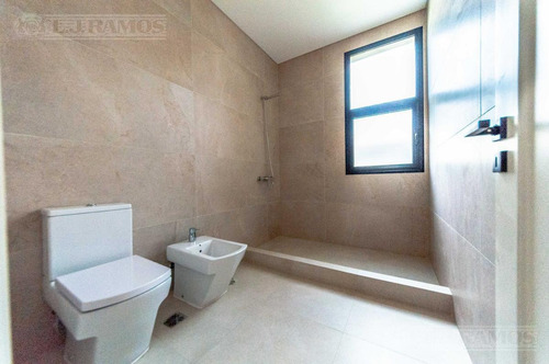 Imagen 21 de 27 de Casa A Estrenar Sobre El Lago - Lagos Del Golf