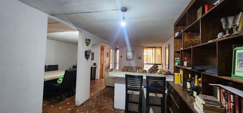 Casa De 3 Pisos Con Baño En Planta Baja Y Espacios Generosos En Villa Santin