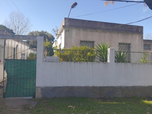 Jose Pedro Varela Y Cno Corrales, Prox; 1000 M2 Terreno Y 300 M2 Edificados