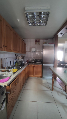 2 Pisos, Pareada Por Ambos Lados. 3 Dorm. En La Reina