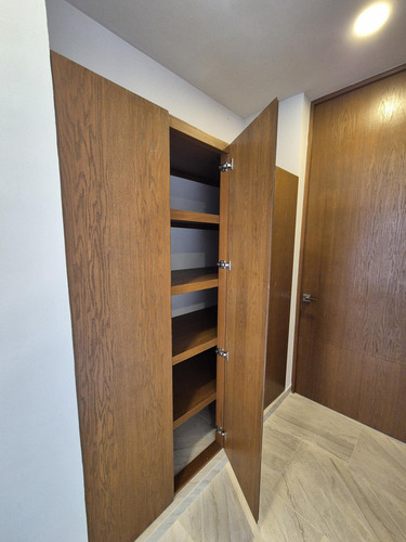 Residencia En Venta, Completamente Lista En Privada Con Casa Club De Lujo!